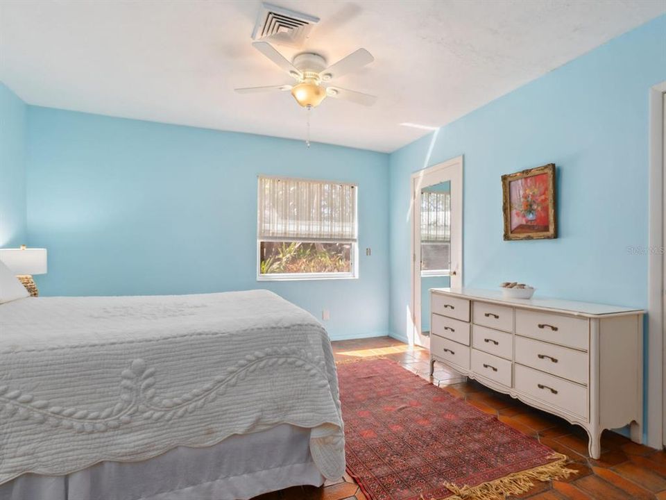 合同活跃: $4,750,000 (3 贝兹, 3 浴室, 2582 平方英尺)