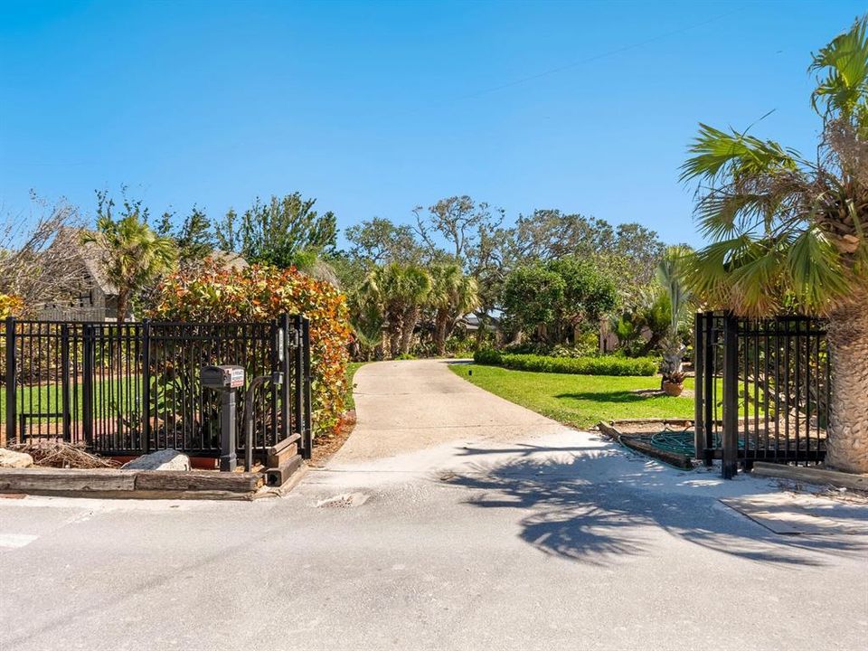 合同活跃: $4,750,000 (3 贝兹, 3 浴室, 2582 平方英尺)