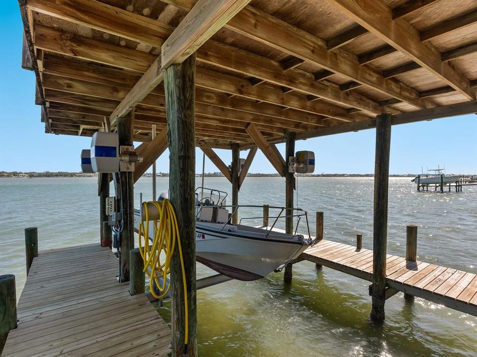 合同活跃: $4,750,000 (3 贝兹, 3 浴室, 2582 平方英尺)