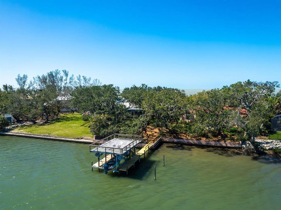 合同活跃: $4,750,000 (3 贝兹, 3 浴室, 2582 平方英尺)