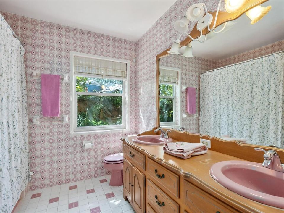 合同活跃: $4,750,000 (3 贝兹, 3 浴室, 2582 平方英尺)