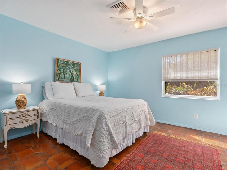 合同活跃: $4,750,000 (3 贝兹, 3 浴室, 2582 平方英尺)