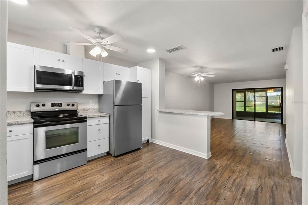 For Sale: $198,900 (2 beds, 2 baths, 1017 Square Feet)