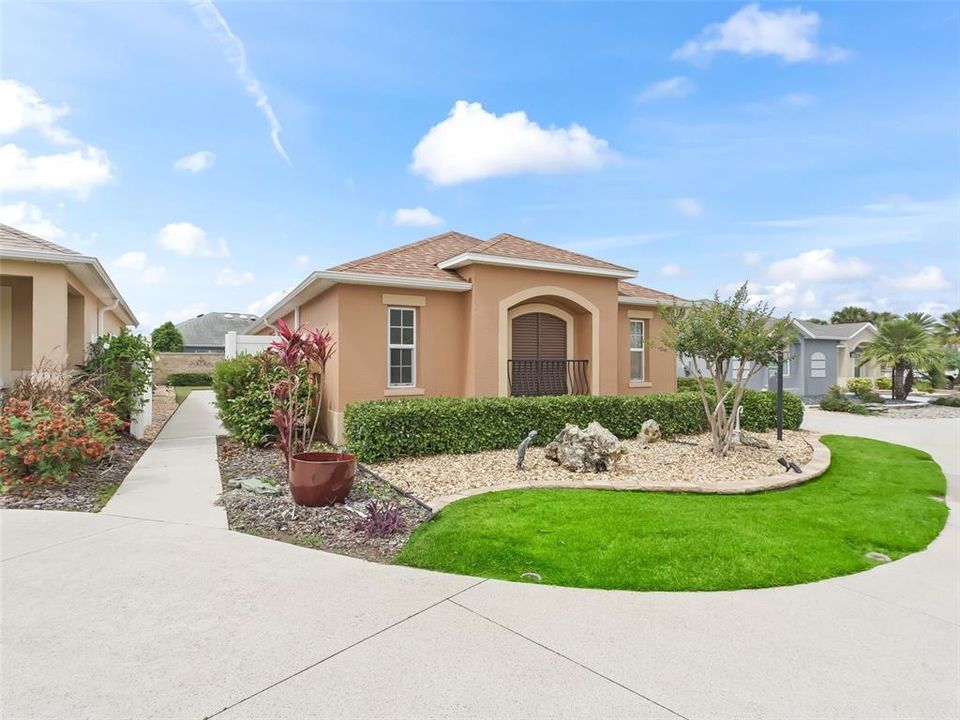 Recently Rented: $2,700 (3 beds, 2 baths, 1652 Square Feet)