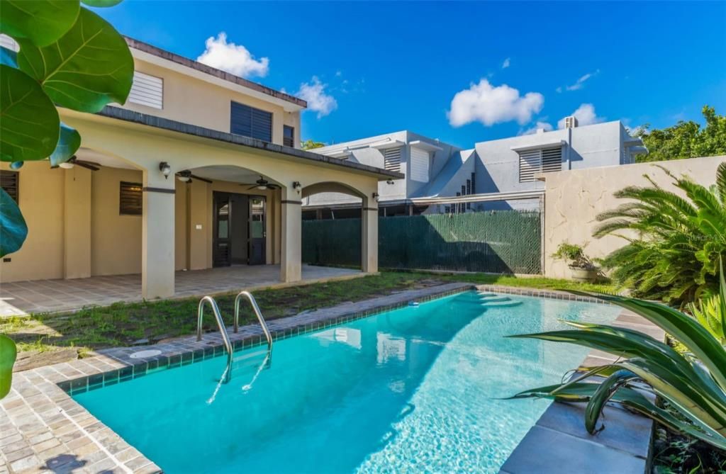 Recently Sold: $450,000 (5 beds, 2 baths, 2182 Square Feet)