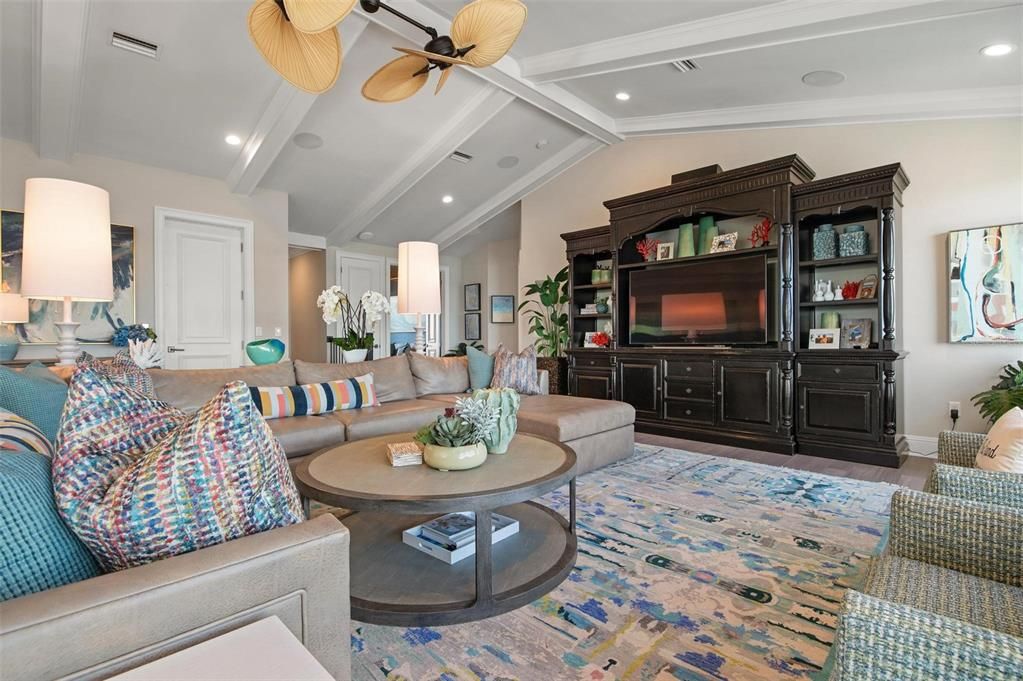 For Sale: $8,899,000 (7 beds, 5 baths, 6000 Square Feet)