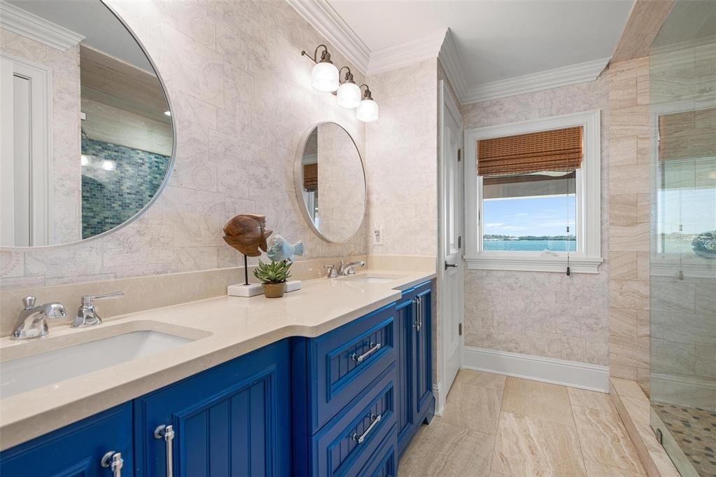 For Sale: $8,899,000 (7 beds, 5 baths, 6000 Square Feet)