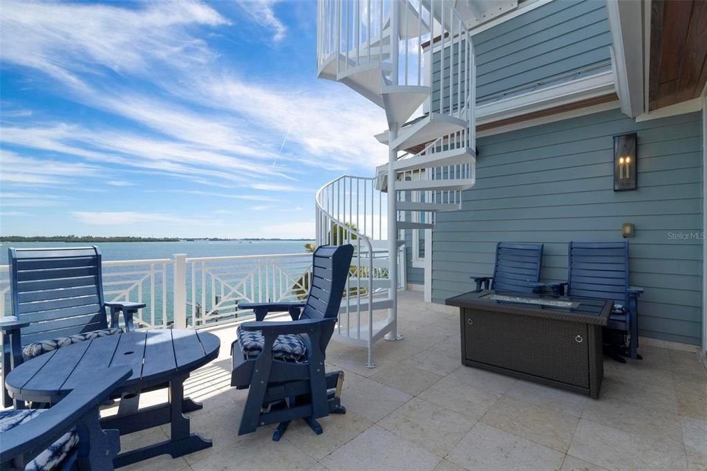 For Sale: $8,899,000 (7 beds, 5 baths, 6000 Square Feet)