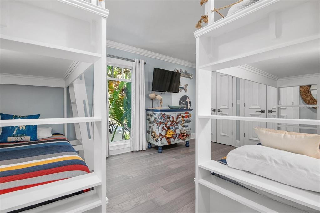 For Sale: $8,899,000 (7 beds, 5 baths, 6000 Square Feet)