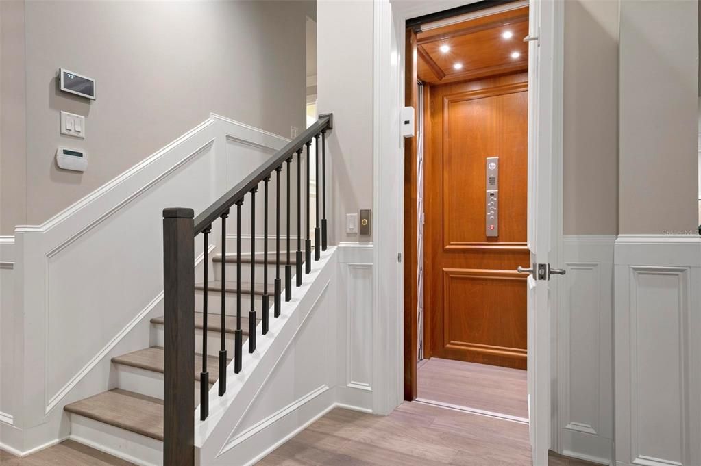 For Sale: $8,899,000 (7 beds, 5 baths, 6000 Square Feet)