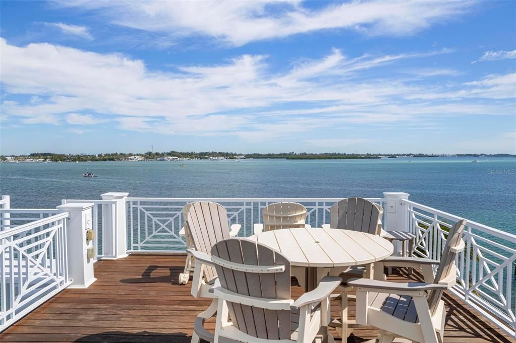 For Sale: $8,899,000 (7 beds, 5 baths, 6000 Square Feet)