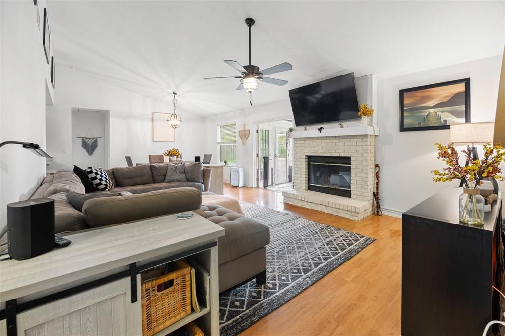 En Venta: $299,900 (4 camas, 2 baños, 1881 Pies cuadrados)