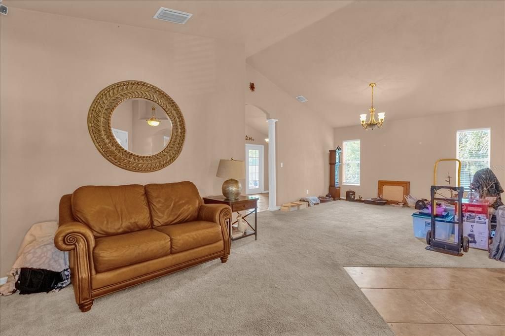 合同活跃: $240,768 (4 贝兹, 3 浴室, 2465 平方英尺)