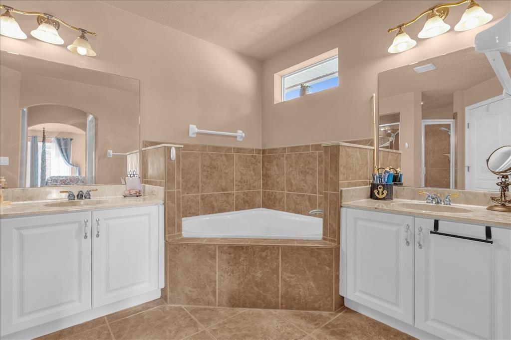 合同活跃: $240,768 (4 贝兹, 3 浴室, 2465 平方英尺)