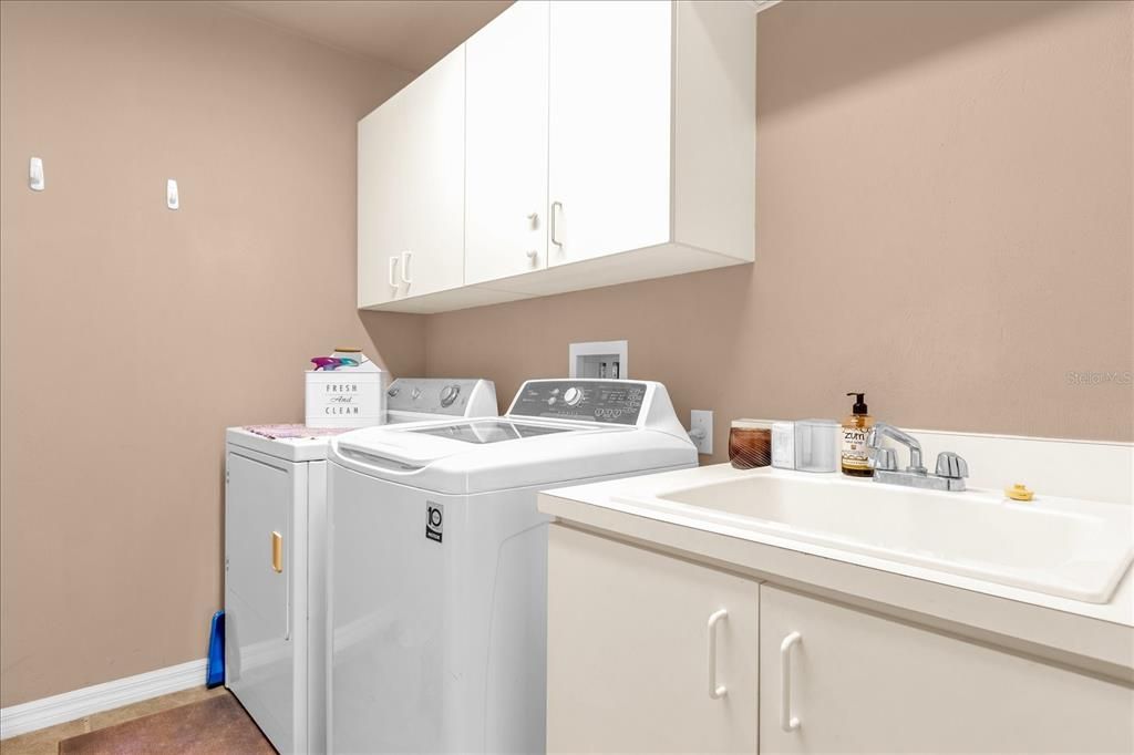 合同活跃: $240,768 (4 贝兹, 3 浴室, 2465 平方英尺)