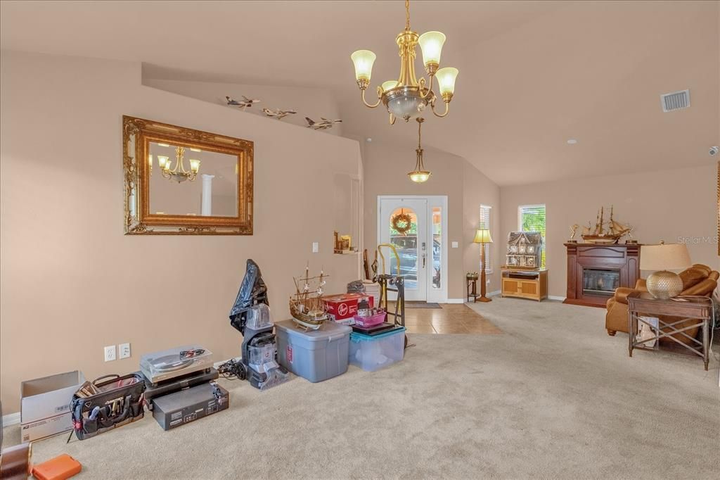 合同活跃: $240,768 (4 贝兹, 3 浴室, 2465 平方英尺)