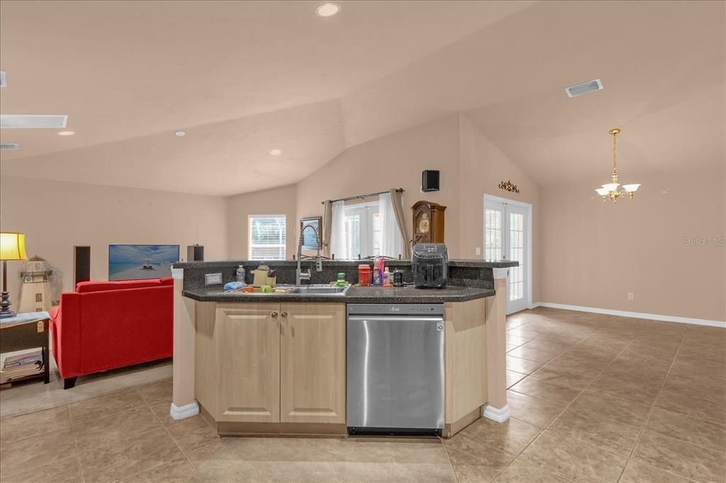 合同活跃: $240,768 (4 贝兹, 3 浴室, 2465 平方英尺)