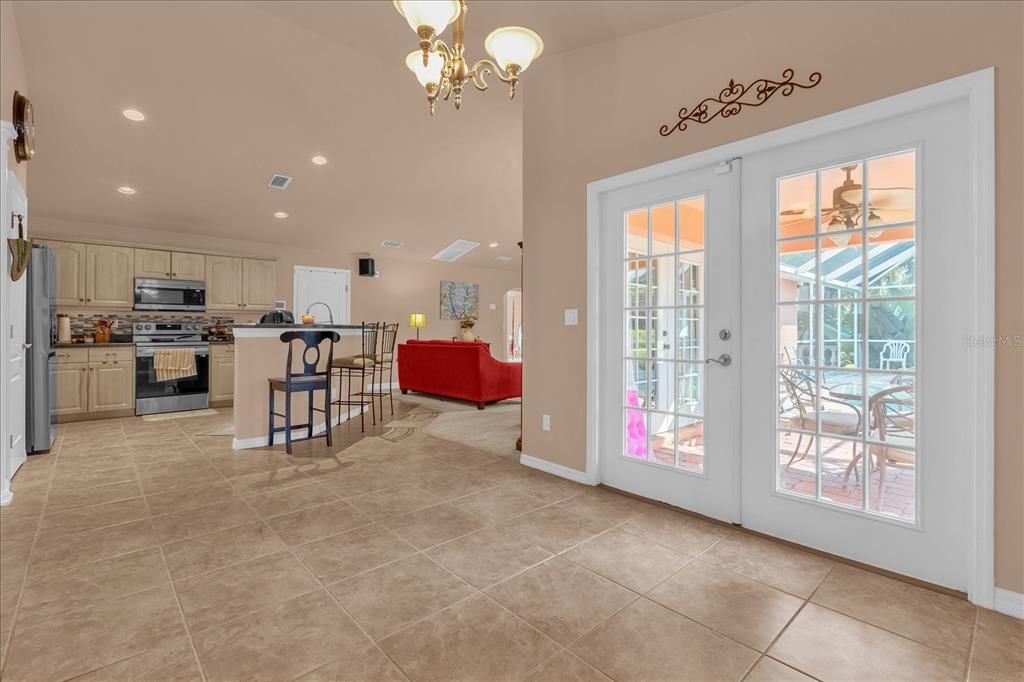 合同活跃: $240,768 (4 贝兹, 3 浴室, 2465 平方英尺)