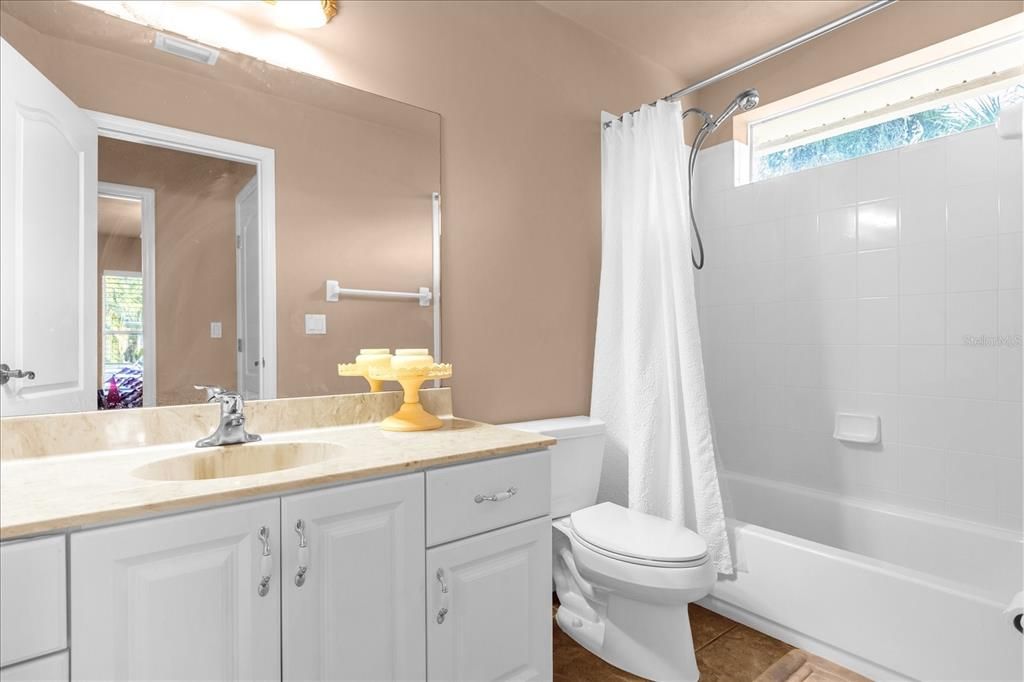 合同活跃: $240,768 (4 贝兹, 3 浴室, 2465 平方英尺)