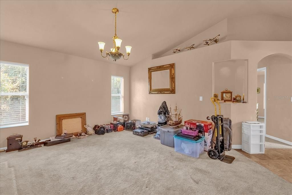 合同活跃: $240,768 (4 贝兹, 3 浴室, 2465 平方英尺)