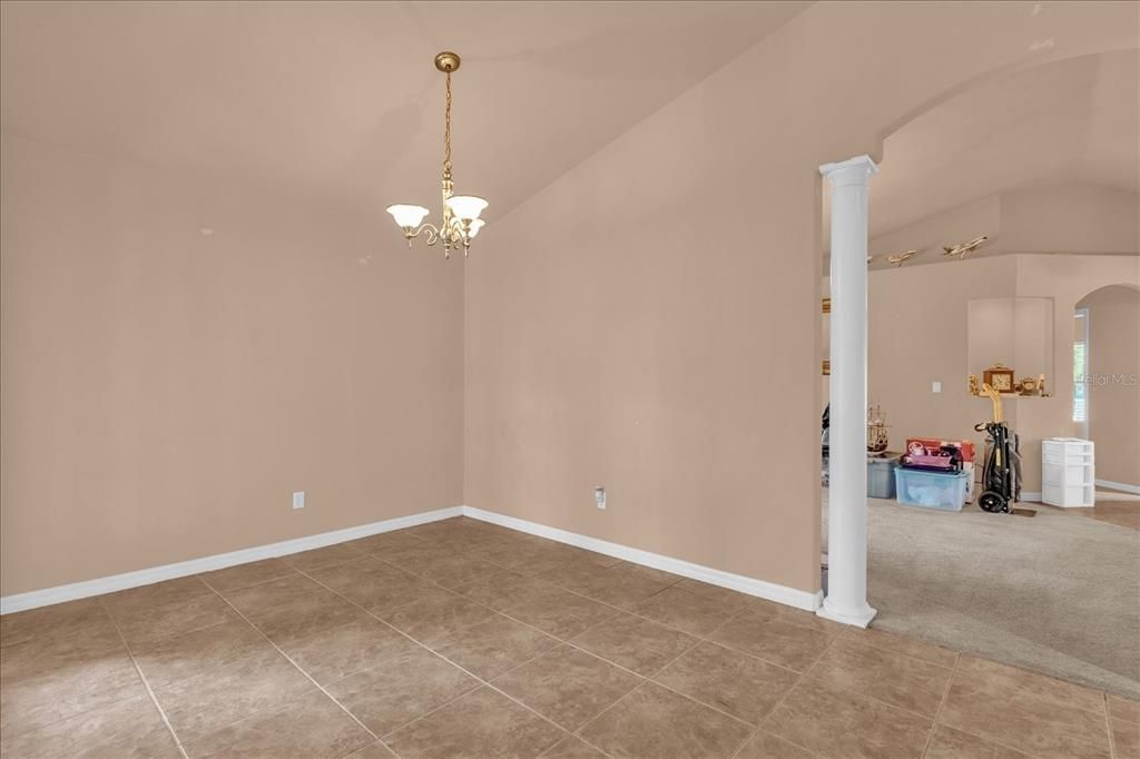 合同活跃: $240,768 (4 贝兹, 3 浴室, 2465 平方英尺)