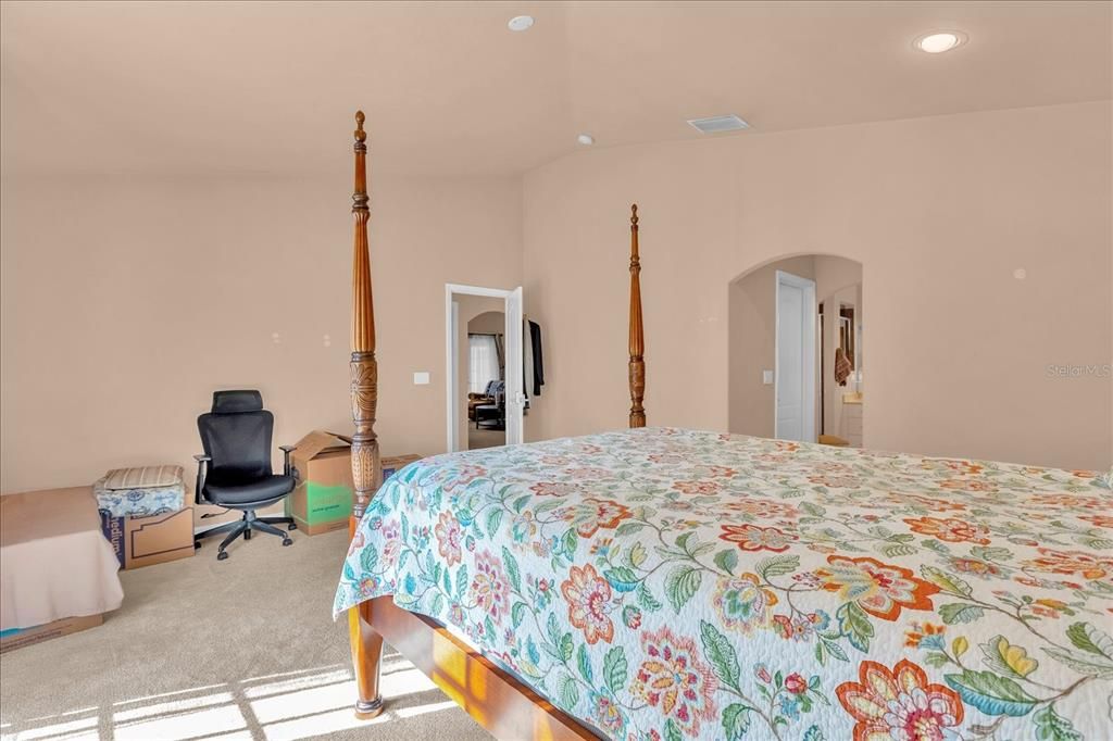 合同活跃: $240,768 (4 贝兹, 3 浴室, 2465 平方英尺)