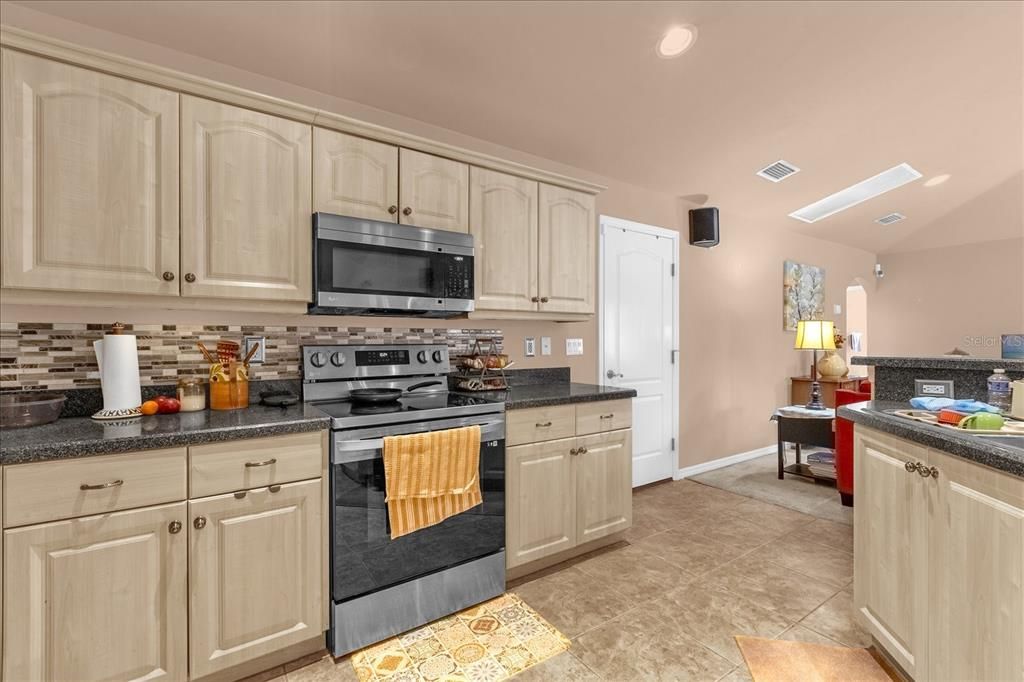 合同活跃: $240,768 (4 贝兹, 3 浴室, 2465 平方英尺)