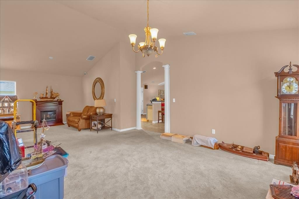 合同活跃: $240,768 (4 贝兹, 3 浴室, 2465 平方英尺)