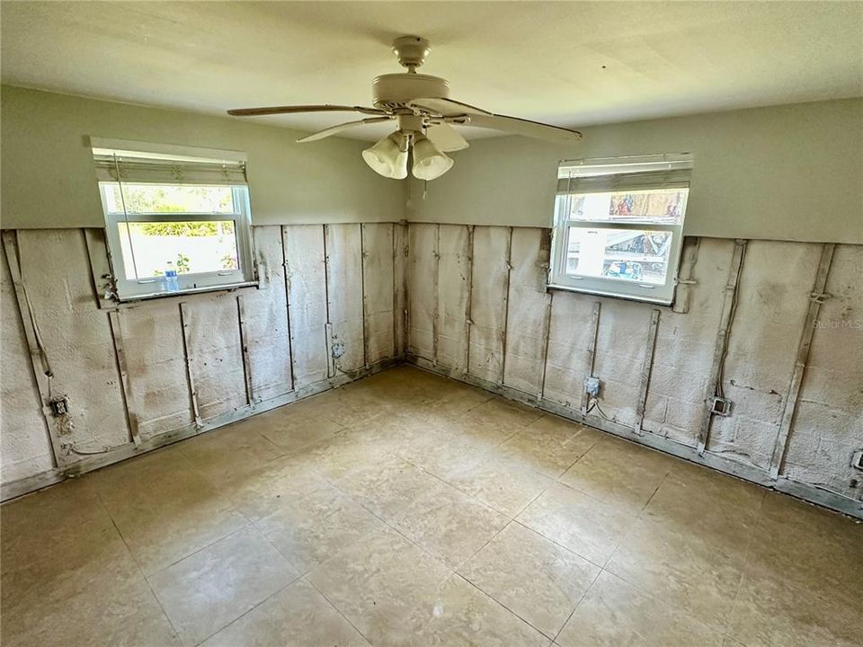 合同活跃: $119,900 (2 贝兹, 2 浴室, 1468 平方英尺)