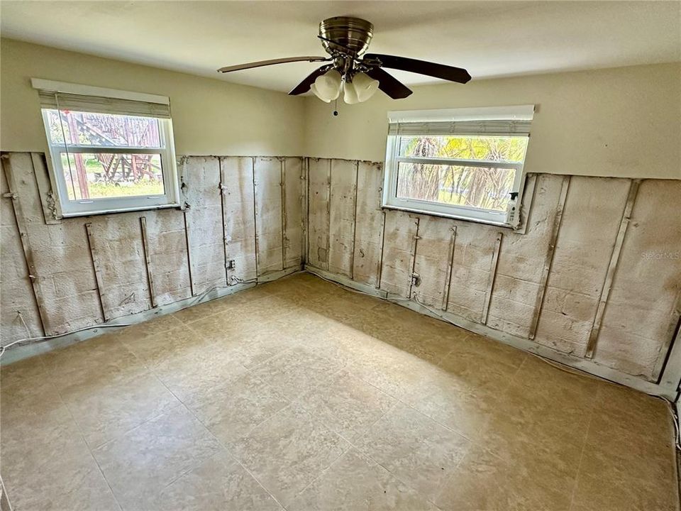 合同活跃: $119,900 (2 贝兹, 2 浴室, 1468 平方英尺)