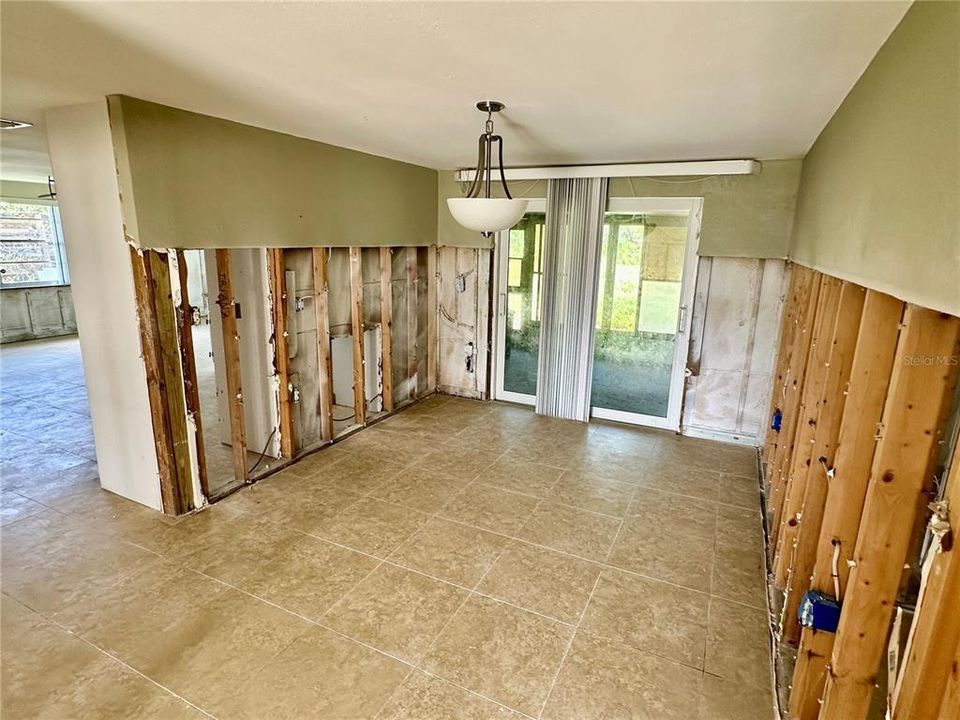 合同活跃: $119,900 (2 贝兹, 2 浴室, 1468 平方英尺)