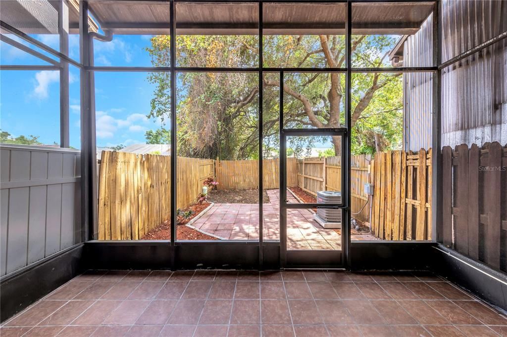 For Sale: $249,900 (2 beds, 1 baths, 1048 Square Feet)