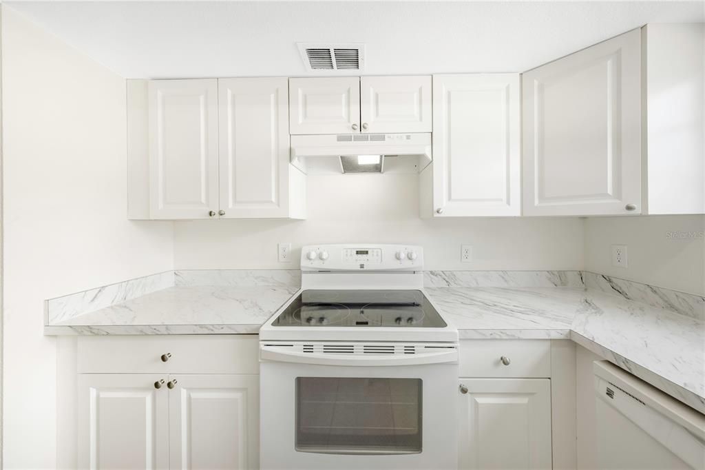 For Sale: $249,900 (2 beds, 1 baths, 1048 Square Feet)