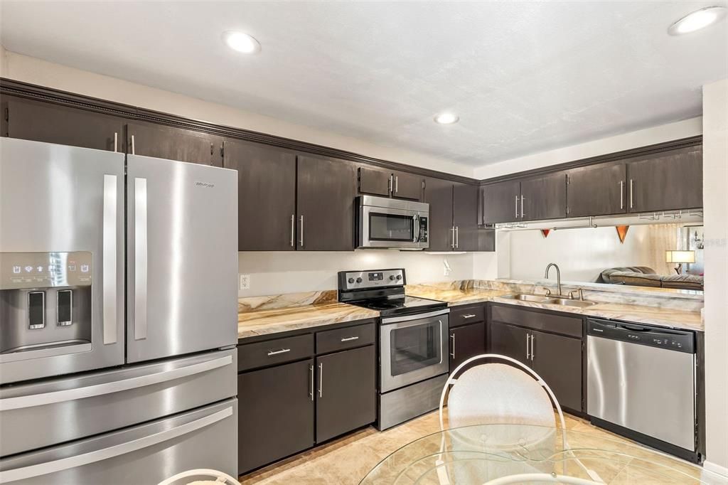 For Sale: $214,900 (2 beds, 2 baths, 1184 Square Feet)