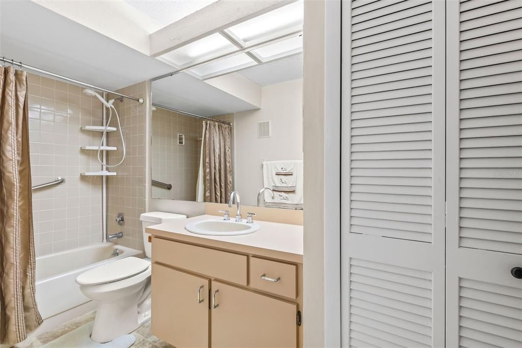 For Sale: $214,900 (2 beds, 2 baths, 1184 Square Feet)