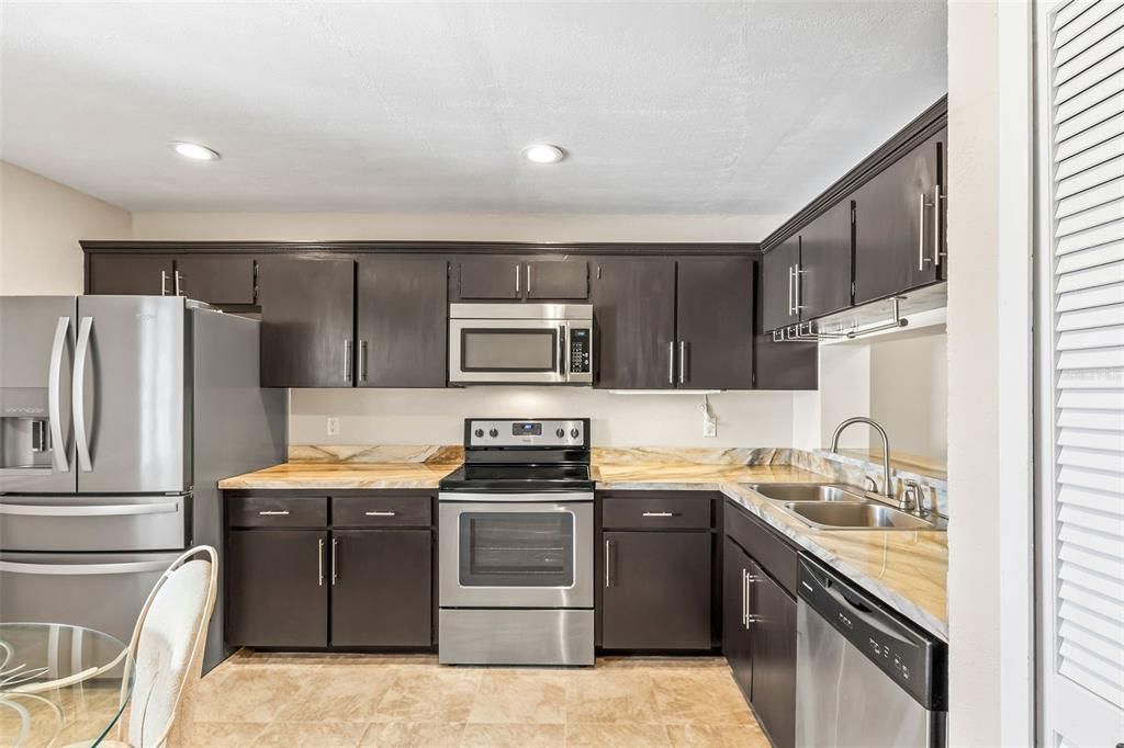 For Sale: $214,900 (2 beds, 2 baths, 1184 Square Feet)