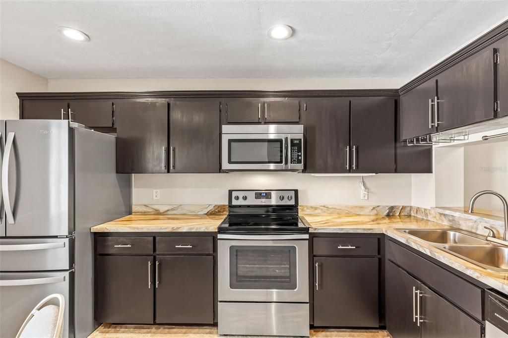 For Sale: $214,900 (2 beds, 2 baths, 1184 Square Feet)