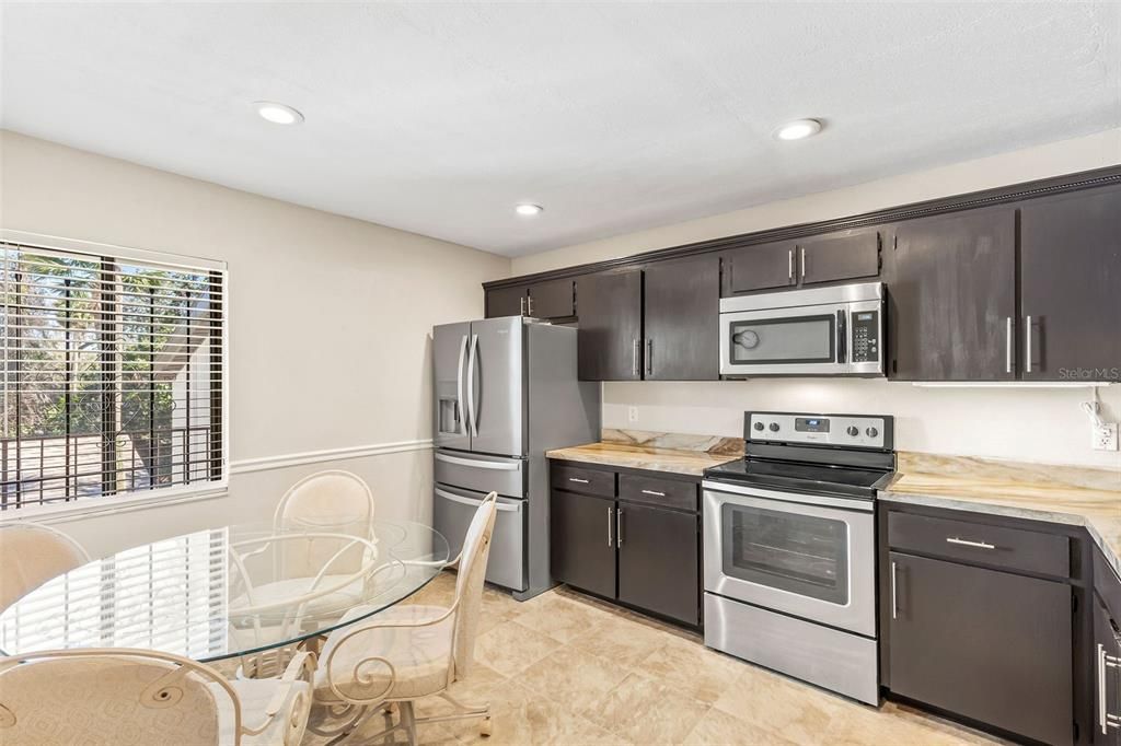 For Sale: $214,900 (2 beds, 2 baths, 1184 Square Feet)