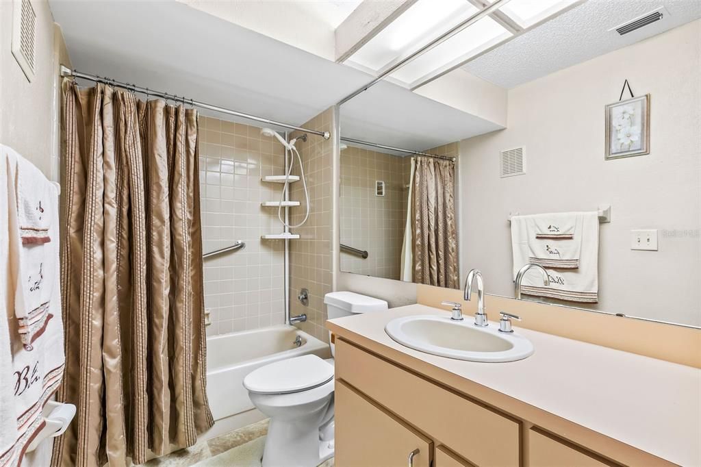 For Sale: $214,900 (2 beds, 2 baths, 1184 Square Feet)