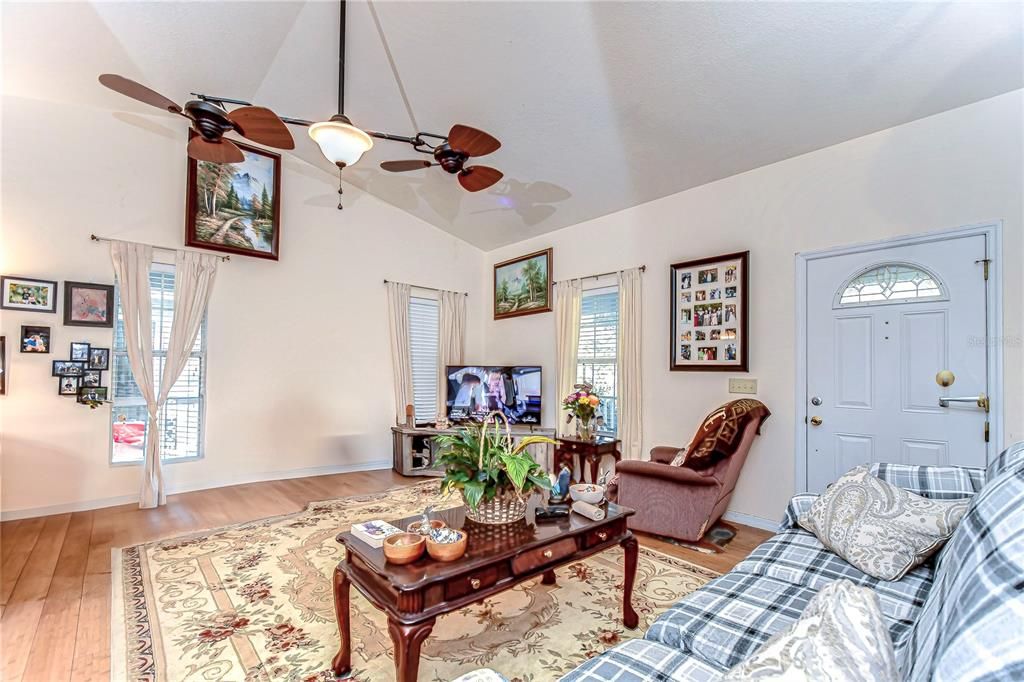 Под контрактом: $425,000 (3 спален, 2 ванн, 1500 Квадратных фут)