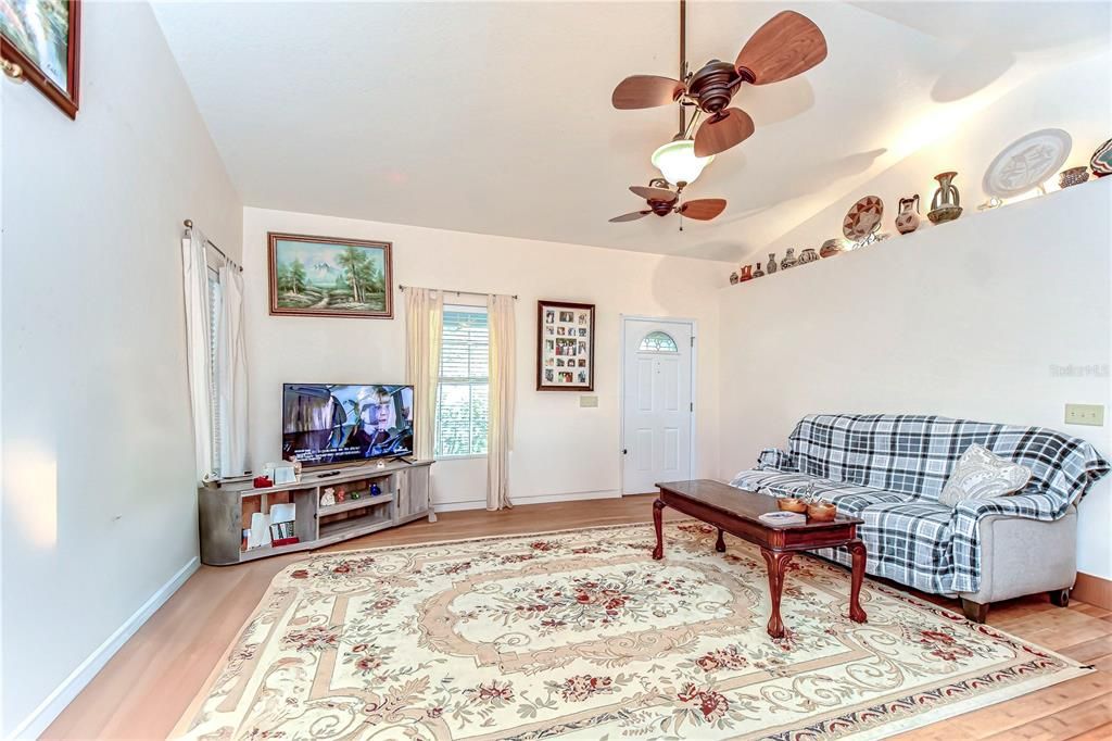 Под контрактом: $425,000 (3 спален, 2 ванн, 1500 Квадратных фут)