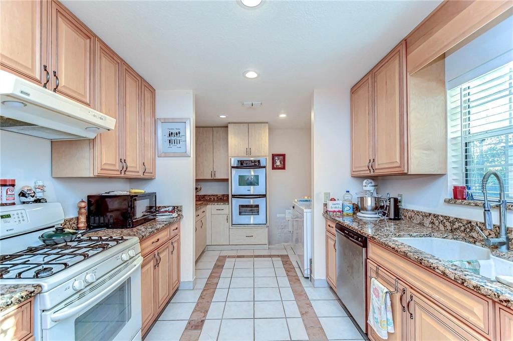 Под контрактом: $425,000 (3 спален, 2 ванн, 1500 Квадратных фут)