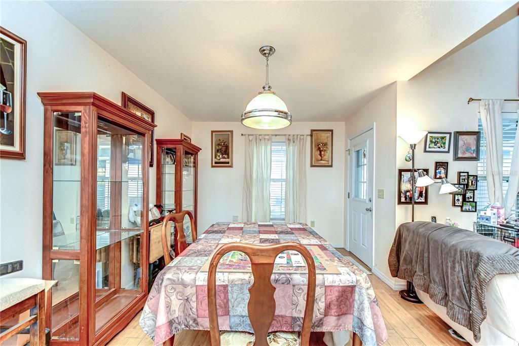 Под контрактом: $425,000 (3 спален, 2 ванн, 1500 Квадратных фут)