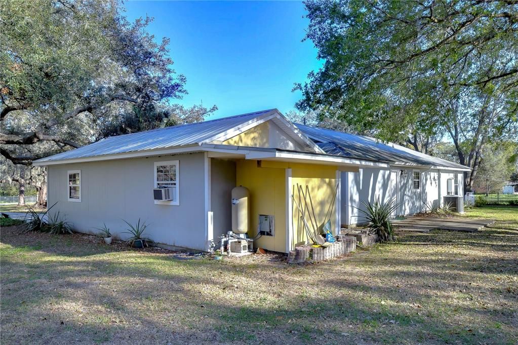 Под контрактом: $425,000 (3 спален, 2 ванн, 1500 Квадратных фут)