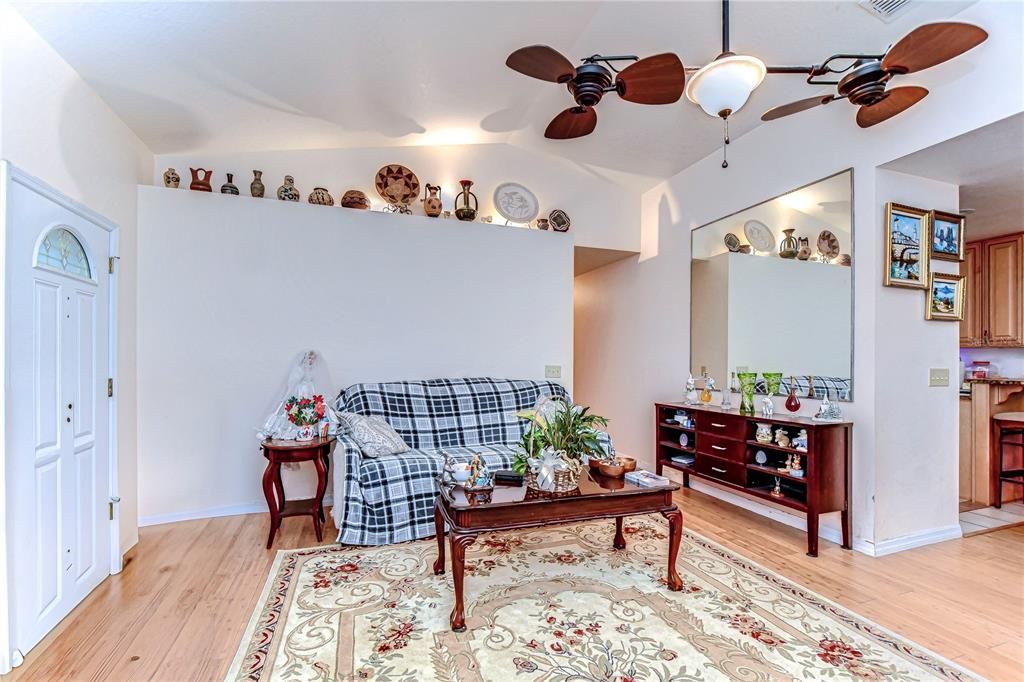 Под контрактом: $425,000 (3 спален, 2 ванн, 1500 Квадратных фут)