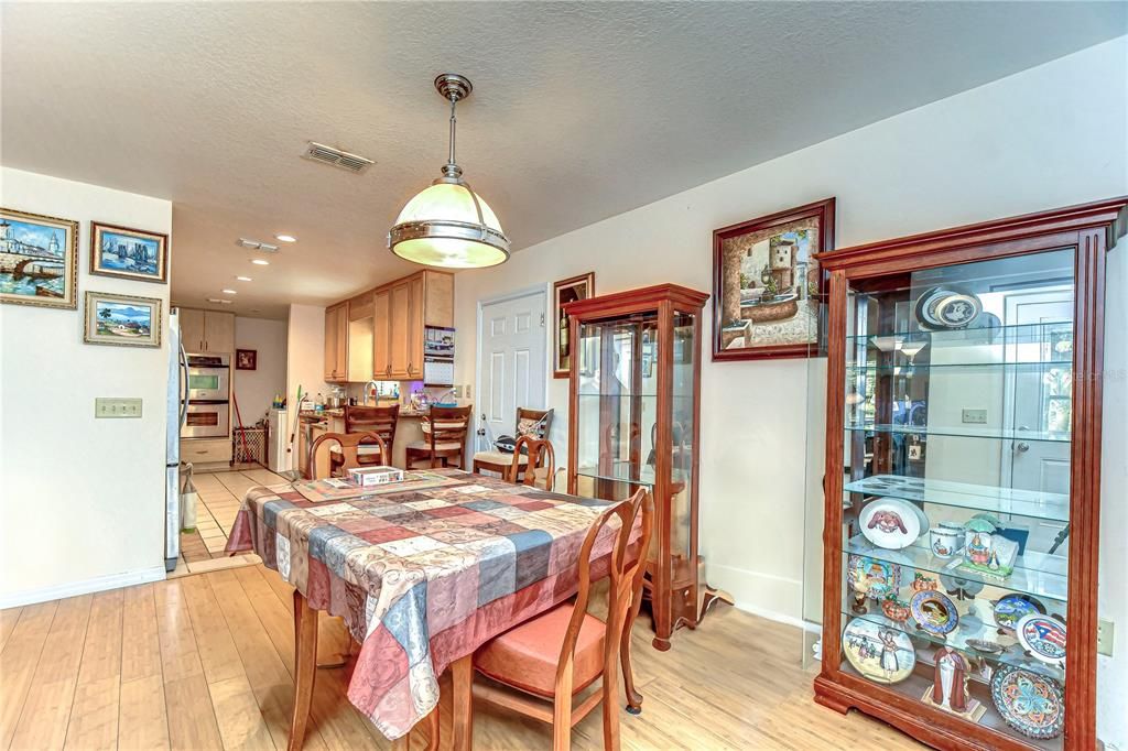 Под контрактом: $425,000 (3 спален, 2 ванн, 1500 Квадратных фут)