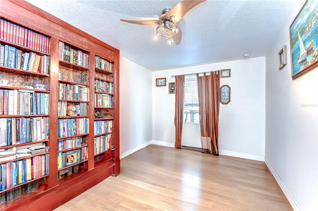 Под контрактом: $425,000 (3 спален, 2 ванн, 1500 Квадратных фут)