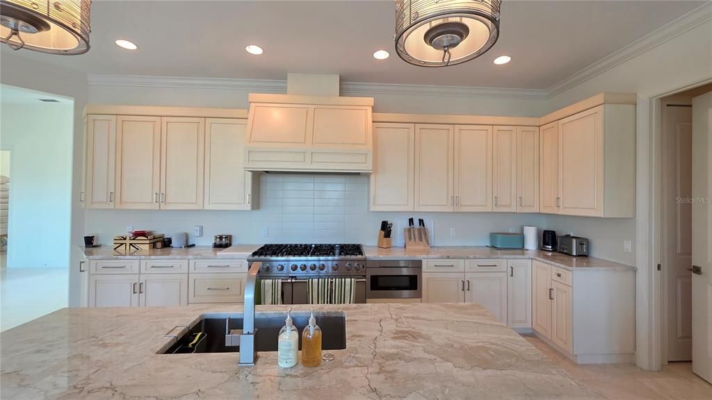 出租: $14,000 (4 贝兹, 3 浴室, 3268 平方英尺)