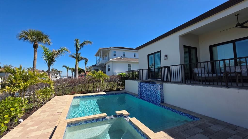 出租: $14,000 (4 贝兹, 3 浴室, 3268 平方英尺)