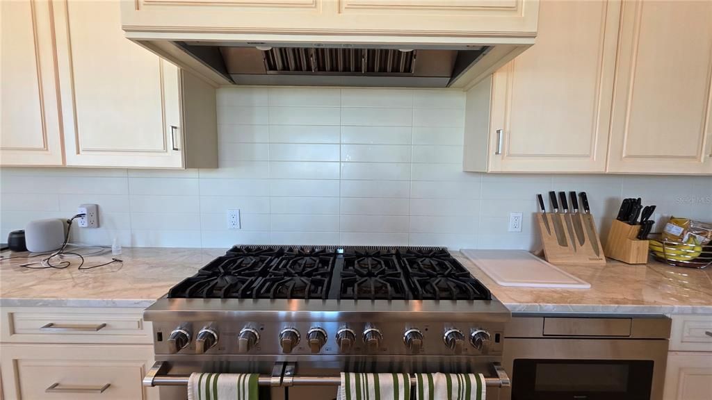 出租: $14,000 (4 贝兹, 3 浴室, 3268 平方英尺)